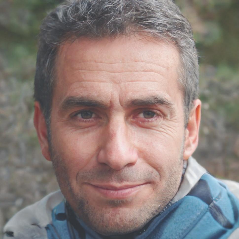 Portrait de Michel Dubois, expert en analyse financière